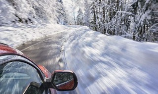 冰雪路面行车要注意什么（冰雪路面行车要注意什么事项）