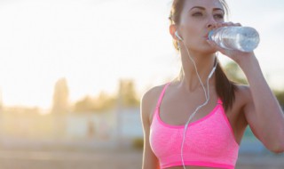 运动喝水的正确方法 运动喝水的正确方法是