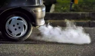 汽油车冒黑烟怎么解决 汽车猛加油门冒黑烟是怎么回事