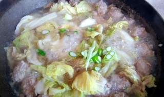 白菜粉丝肉丸子怎么做 粉丝白菜肉丸汤的家常做法