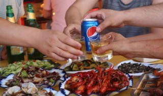 吃小龙虾不能喝什么酒 吃小龙虾不能喝啥