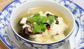 如何做清新爽口的三鲜豆腐汤 如何做清新爽口的三鲜豆腐汤视频
