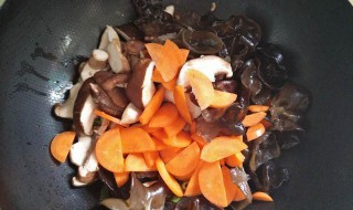 香菇炒胡萝卜和木耳怎么做