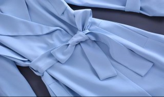 天蓝色的外套配什么颜色的裤子好看 天蓝色的外套要配什么颜色的衣服