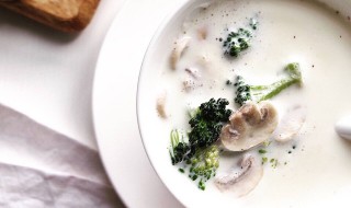 奶白色菌菇汤做法 饭店的奶白色蘑菇汤怎么做
