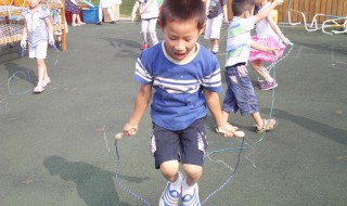 小孩跳绳的正确姿势 小孩子正确的跳绳方法