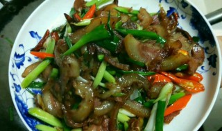 猪头肉炒芹菜好吃吗 猪头肉炒芹菜青椒土豆片的做法