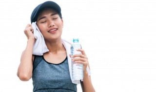 怎样正确喝水才能喝出健康身体的水 怎样正确喝水才能喝出健康身体