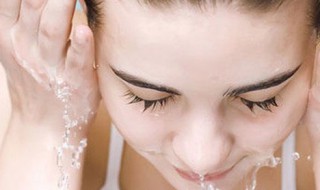 如何洗脸才能清洁皮肤 如何洗脸才能清洁皮肤呢
