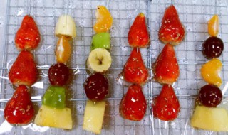 草莓跟香蕉怎么做冰糖葫芦好吃 草莓跟香蕉怎么做冰糖葫芦