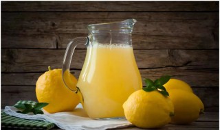泡柠檬水的正确方法 柠檬水晚上喝好还是白天喝好