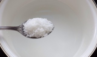 白砂糖粘在一起 白砂糖粘到锅上怎么办