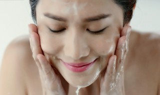 生理盐水可以洗脸吗 生理盐水可以洗脸吗 有什么效果