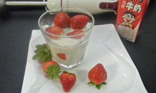 草莓奶昔的制作过程 草莓奶昔包的做法