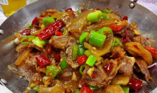 青椒炒牛肉怎么做 青菜牛肉干锅的做法