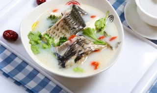 清炖鲫鱼汤最简单做法 家常鱼汤的做法
