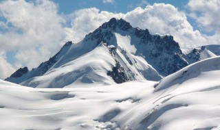 阿尔卑斯山最高峰是什么峰啊 阿尔卑斯山最高峰是什么峰