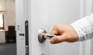 门锁钥匙拧不动是什么原因 门锁钥匙拧不动是怎么回事