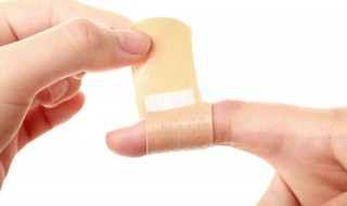 创可贴粘到伤口上怎么取不痛 创可贴粘在伤口上怎么才弄得掉