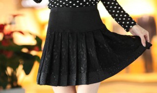 黑色蕾丝短裙怎么搭配上衣 黑色蕾丝短裙的穿搭方法