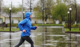 下雨天能室外跑步吗 下雨天可以在室外跑步吗