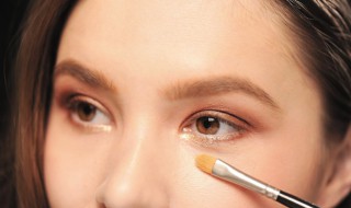 眼影化妆的基本步骤 眼影化妆的基本步骤视频