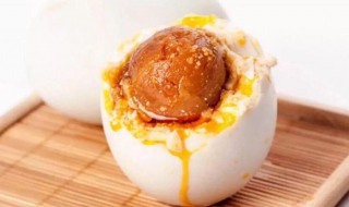 为什么咸鸭蛋的蛋黄会流油而普通的鸭蛋不会 咸鸭蛋的蛋黄会流油而普通鸭蛋不会的原因