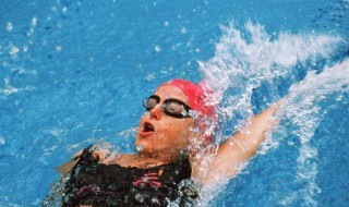 在仰泳时怎样可以让身体浮起来呢 在仰泳时怎样可以让身体浮起来