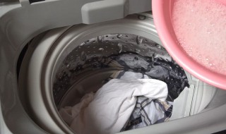 洗衣机洗衣服有很多块状污垢粘在衣服上 机洗衣服有污垢粘在衣服上解决方法