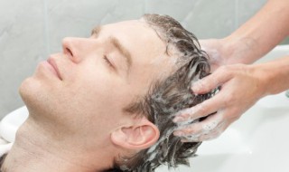 长期每天洗头的危害（长期每天洗头的危害大吗）