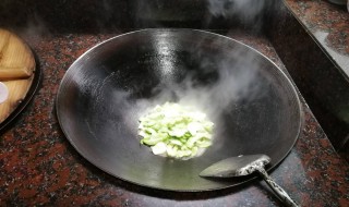 大锅饭怎么做 大锅饭怎么做才不夹生