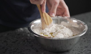 自己擀饺子皮怎么和面 自己擀饺子皮怎么和面不粘