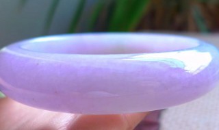 翡翠手镯上有一段紫罗兰是不是好 翡翠手镯有紫罗兰好吗