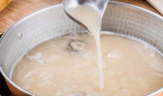 如何把排骨汤炖成乳白色 如何把排骨汤炖成奶白色