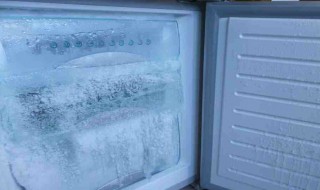 冰箱里的冰块怎么去除（冰箱里的冰块怎么去除异味）