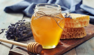 一勺蜂蜜放多少毫升水 一勺蜂蜜兑多少水合适