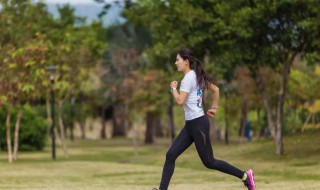 跑步和跳绳哪个减肥效果好 跑步和跳绳哪个减肥效果好知乎