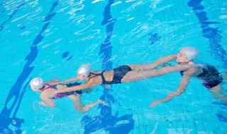 游泳对身体有什么好处呢 游泳对身体的好处?