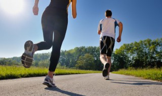 每天跑5公里伤膝盖吗 每天跑5公里对膝盖好吗
