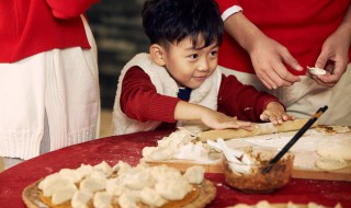 在春节里人们会吃什么食物 在春节里人们会吃什么