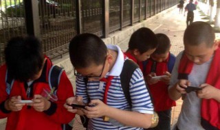 学生玩手机的危害 在校学生玩手机的危害