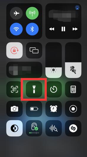 iPhone13的手电筒在哪里