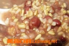红豆薏米燕麦粥的功效和作用 红豆薏米燕麦粥的功效和作用是什么