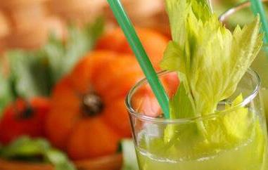 芹菜汁的功效与作用 做法 功效和作用 芹菜汁的功效与作用