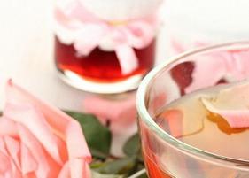喝玫瑰花柠檬茶有什么好处 喝玫瑰花柠檬茶的功效和好处