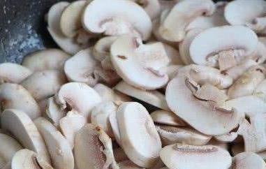 双孢菇怎么做好吃 双孢菇怎么做好吃可以烧汤吗