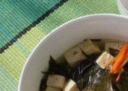 海带骨头豆腐汤的功效与作用（海带豆腐排骨汤的功效与作用）