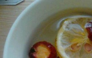 泡山楂柠檬水的功效与作用 山楂柠檬片泡水的功效