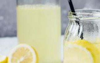 柠檬水什么时候喝最好 柠檬水什么时候喝最好白天还是晚上