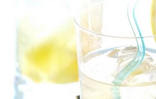 喝热柠檬水有什么作用与功效 喝热柠檬水的功效与好处